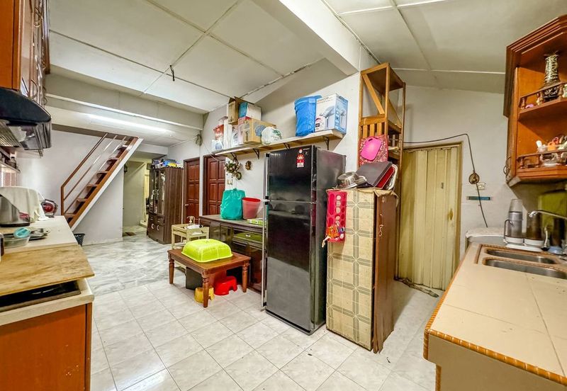 Jalan Sopan, Johan Setia