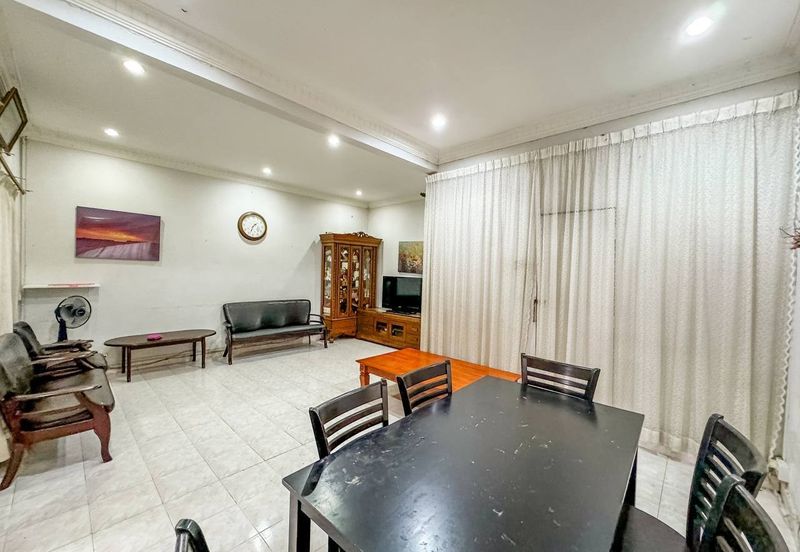 Jalan Sopan, Johan Setia