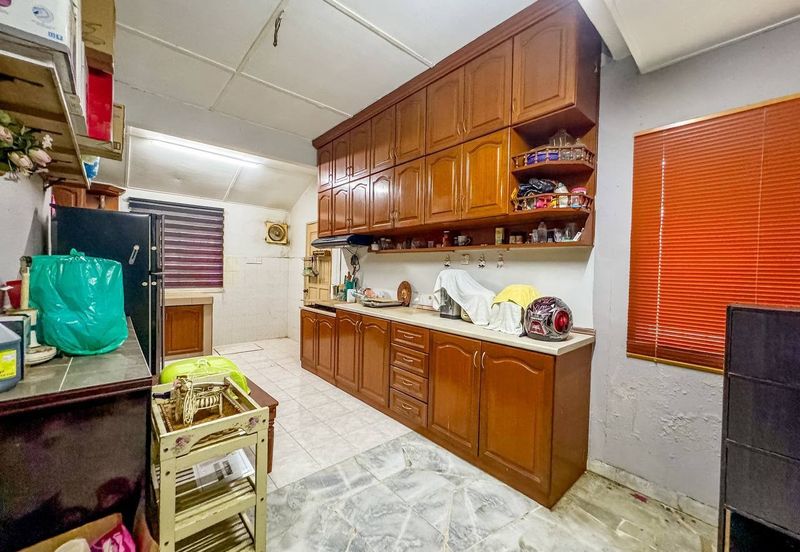 Jalan Sopan, Johan Setia