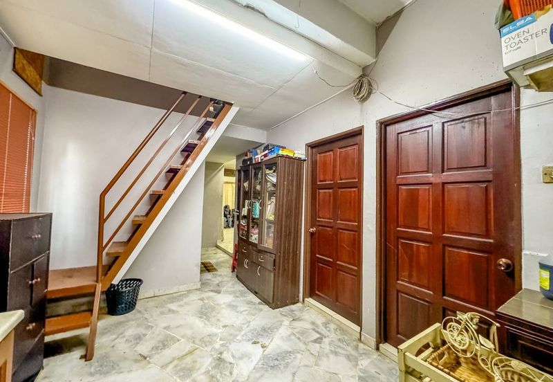 Jalan Sopan, Johan Setia