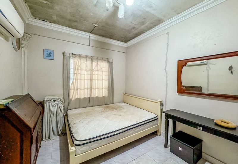 Jalan Sopan, Johan Setia