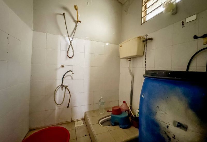 Jalan Sopan, Johan Setia