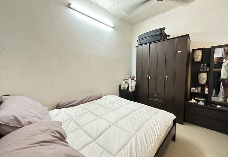 Jalan Sopan, Johan Setia