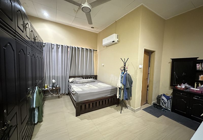 Jalan Sopan, Johan Setia