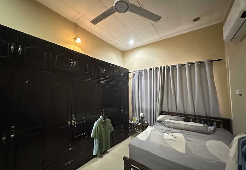 Jalan Sopan, Johan Setia