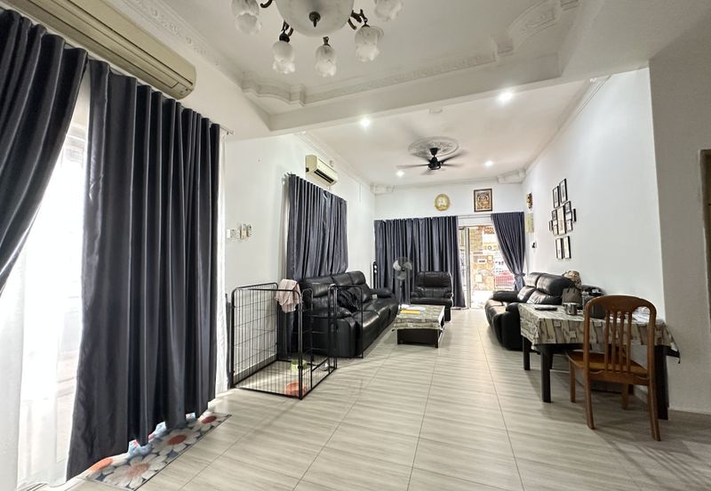 Jalan Sopan, Johan Setia