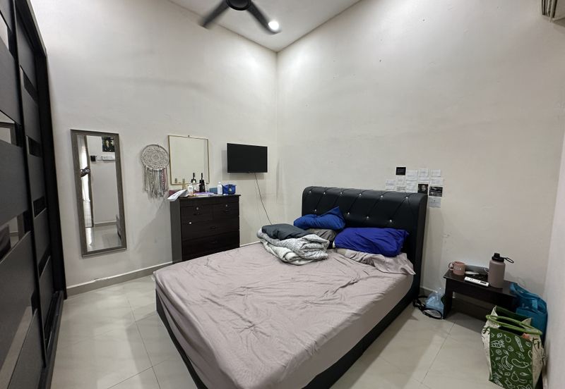 Jalan Sopan, Johan Setia