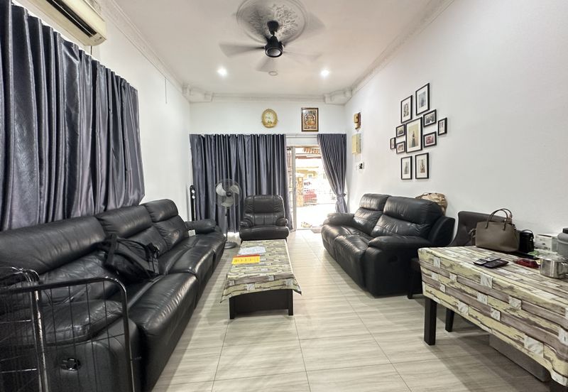 Jalan Sopan, Johan Setia