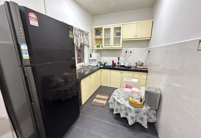 Jalan Sopan, Johan Setia