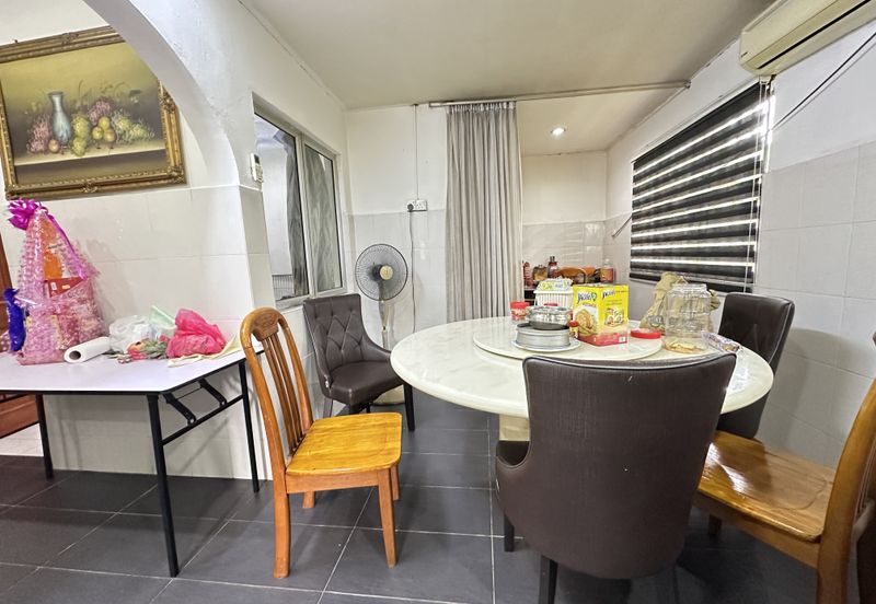 Jalan Sopan, Johan Setia