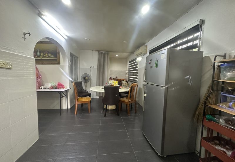 Jalan Sopan, Johan Setia