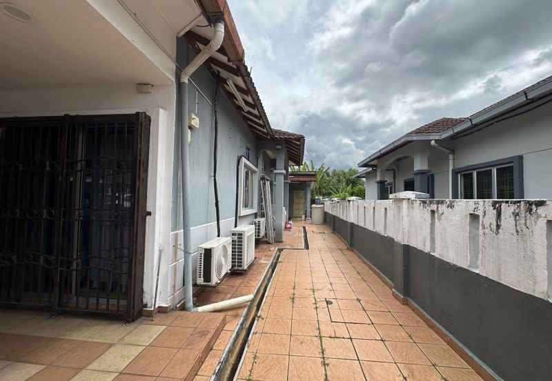 Jalan Sopan, Johan Setia