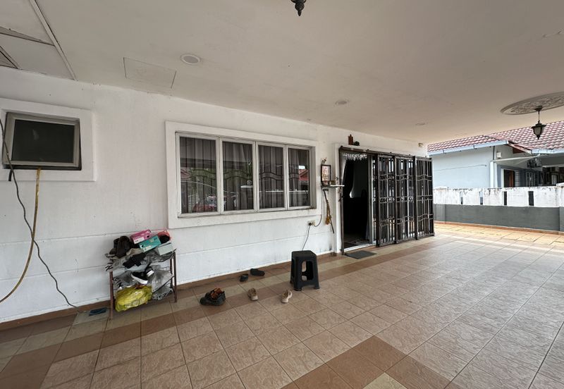 Jalan Sopan, Johan Setia