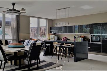 4 Storey Courtyard Villa  Contours Melawati wtih P