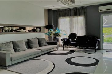 4 Storey Courtyard Villa  Contours Melawati wtih P