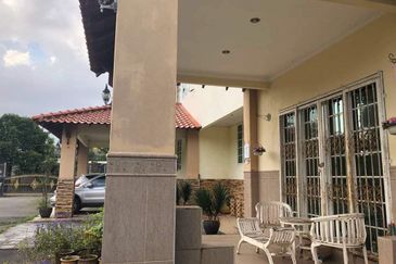 Banglo 2 Tingkat Tanah Setengah Ekar Padang Bongor