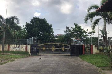 Banglo 2 Tingkat Tanah Setengah Ekar Padang Bongor