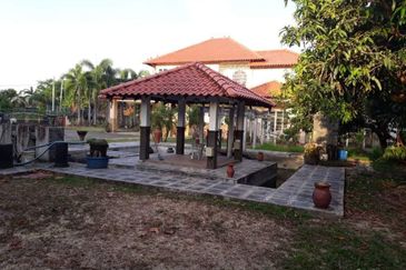 Banglo 2 Tingkat Tanah Setengah Ekar Padang Bongor