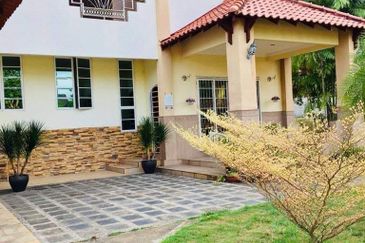 Banglo 2 Tingkat Tanah Setengah Ekar Padang Bongor