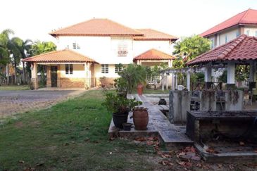 Banglo 2 Tingkat Tanah Setengah Ekar Padang Bongor