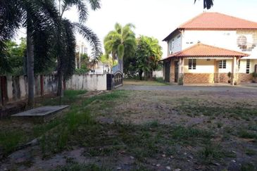 Banglo 2 Tingkat Tanah Setengah Ekar Padang Bongor