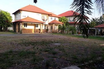 Banglo 2 Tingkat Tanah Setengah Ekar Padang Bongor