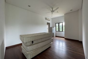 2 Storey End Lot Bungalow With Facing River The Re