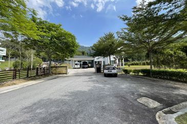 2 Storey End Lot Bungalow With Facing River The Re