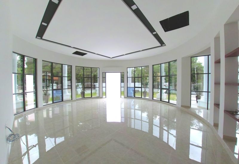 2.5 Storey Bungalow Corner Renovated with private 