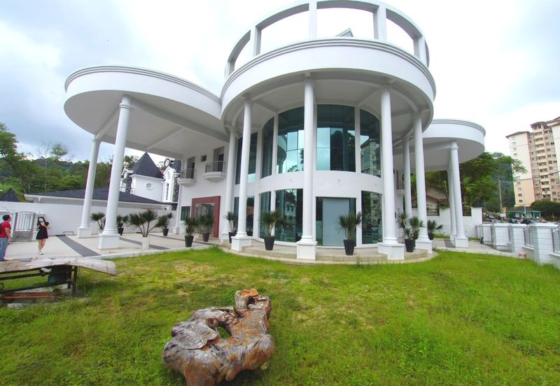 2.5 Storey Bungalow Corner Renovated with private 