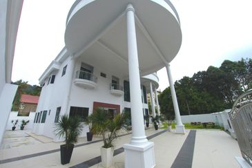 2.5 Storey Bungalow Corner Renovated with private 