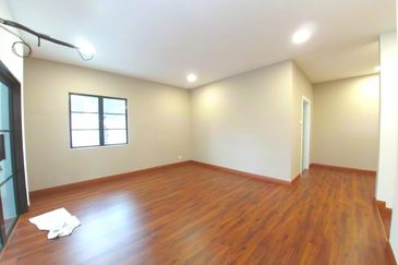 2.5 Storey Bungalow Corner Renovated with private 