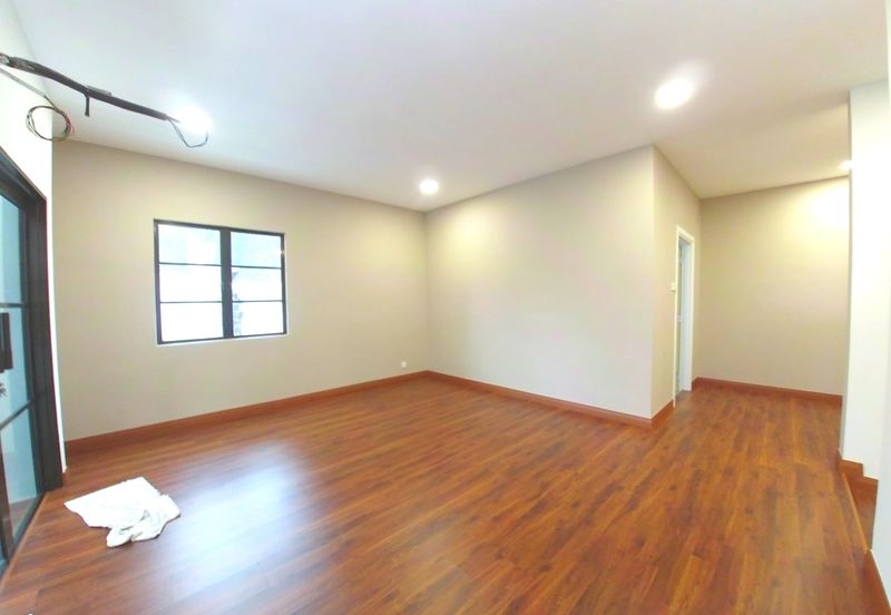 2.5 Storey Bungalow Corner Renovated with private 