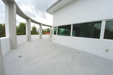 2.5 Storey Bungalow Corner Renovated with private 