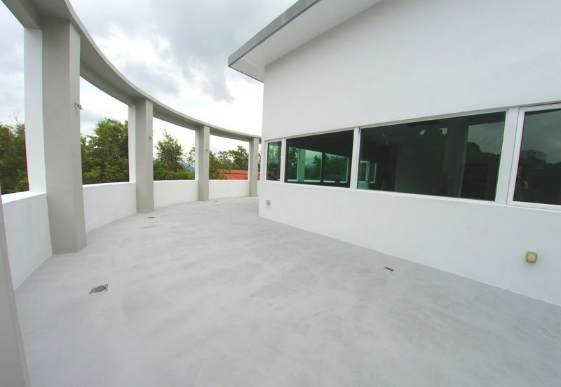 2.5 Storey Bungalow Corner Renovated with private 