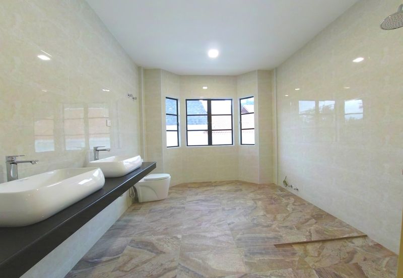 2.5 Storey Bungalow Corner Renovated with private 