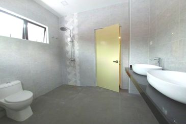 2.5 Storey Bungalow Corner Renovated with private 