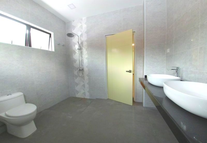 2.5 Storey Bungalow Corner Renovated with private 