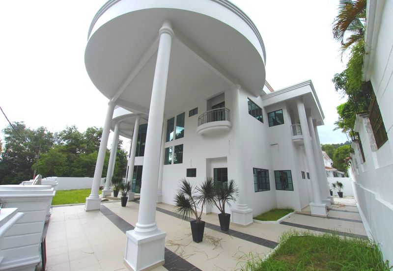 2.5 Storey Bungalow Corner Renovated with private 