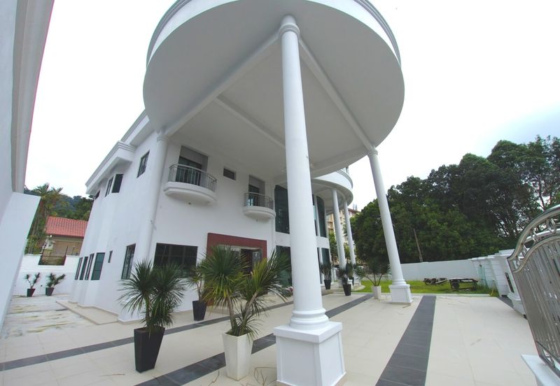 2.5 Storey Bungalow Corner Renovated with private 