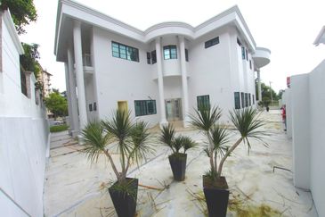 2.5 Storey Bungalow Corner Renovated with private 