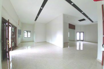 2.5 Storey Bungalow Corner Renovated with private 