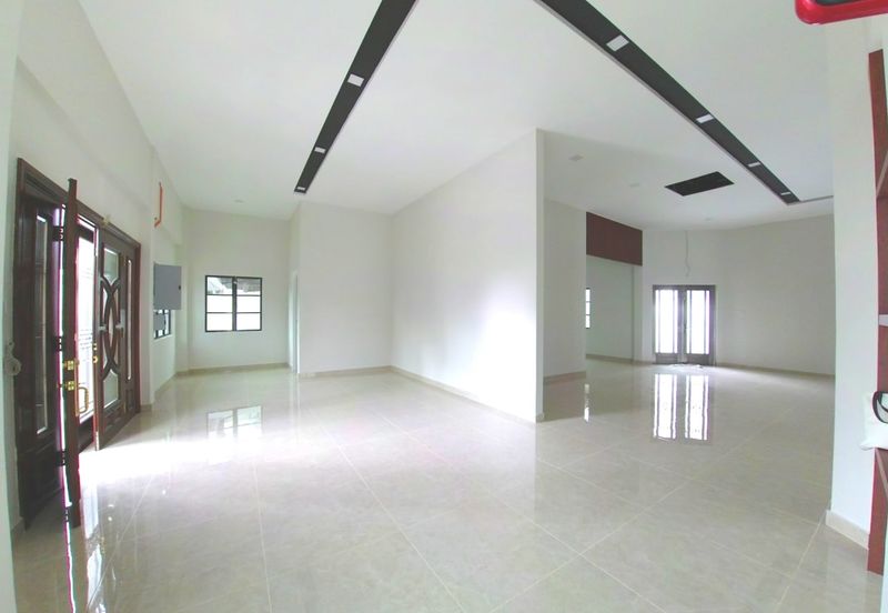 2.5 Storey Bungalow Corner Renovated with private 