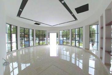 2.5 Storey Bungalow Corner Renovated with private 