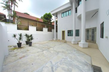 2.5 Storey Bungalow Corner Renovated with private 