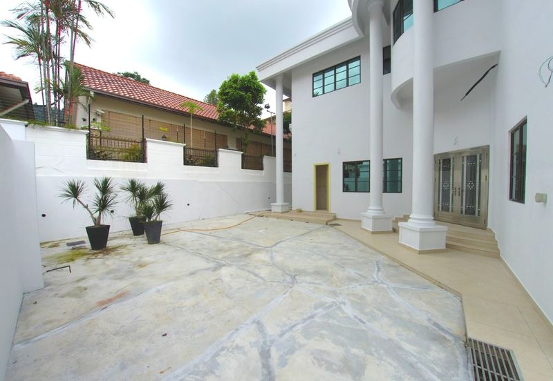 2.5 Storey Bungalow Corner Renovated with private 