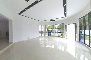 2.5 Storey Bungalow Corner Renovated with private 