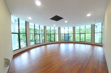 2.5 Storey Bungalow Corner Renovated with private 