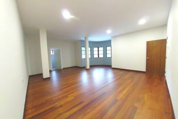 2.5 Storey Bungalow Corner Renovated with private 