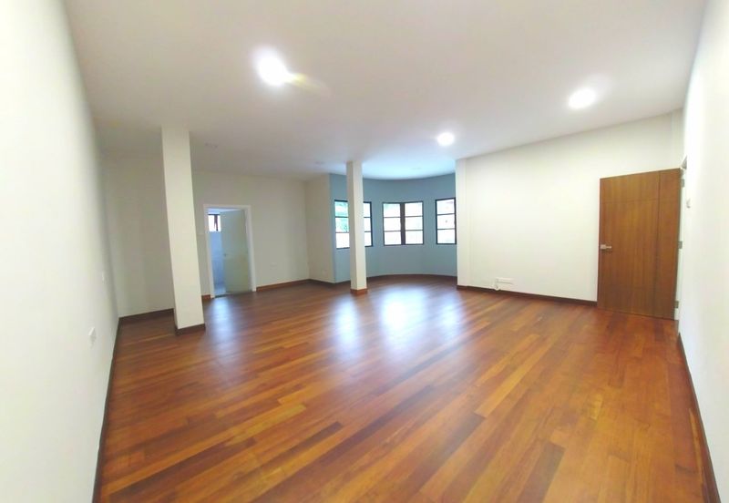 2.5 Storey Bungalow Corner Renovated with private 